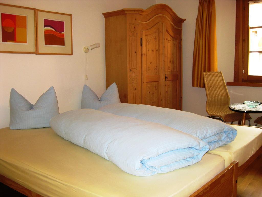 Pensiun Garni Plaz Hotell Scuol Rum bild